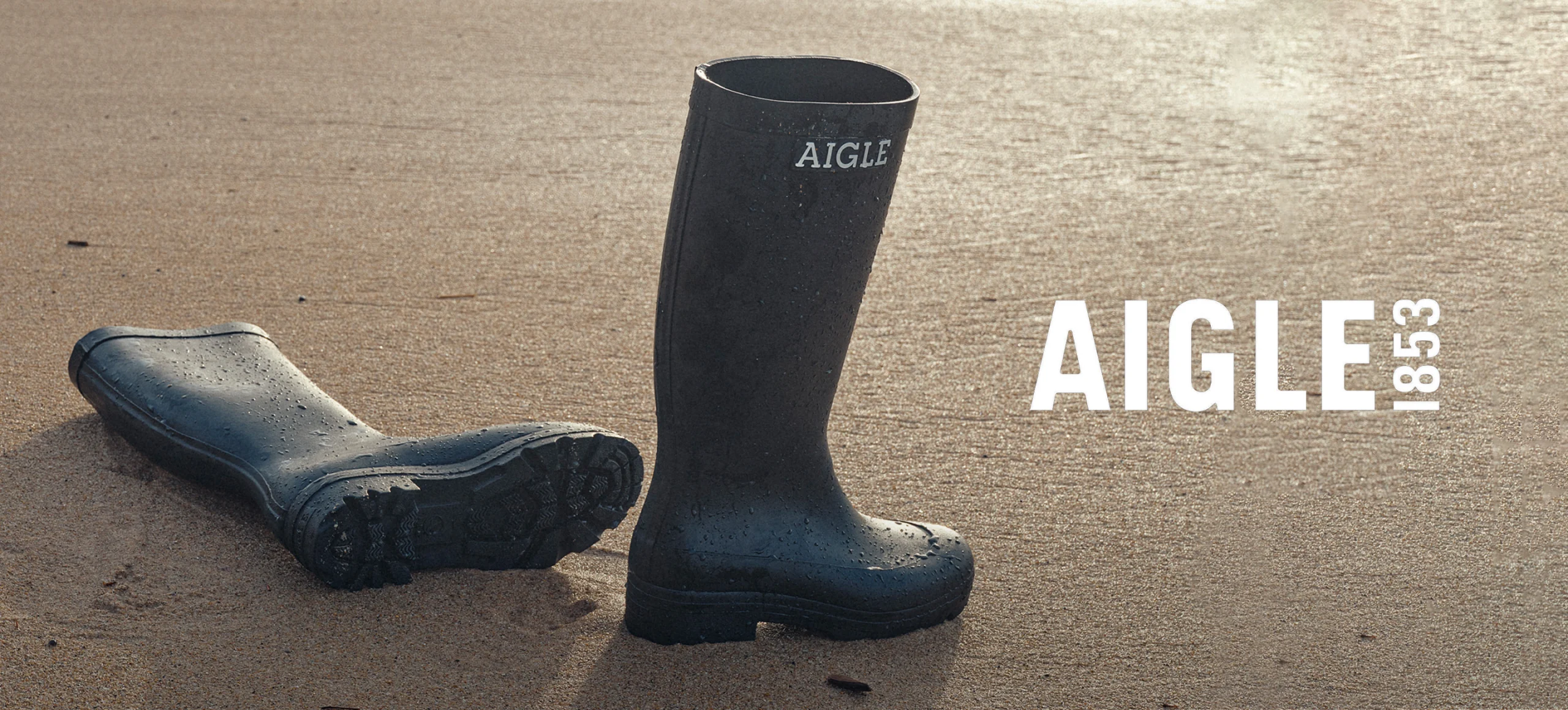 Bottes Aigle posées sur le sable