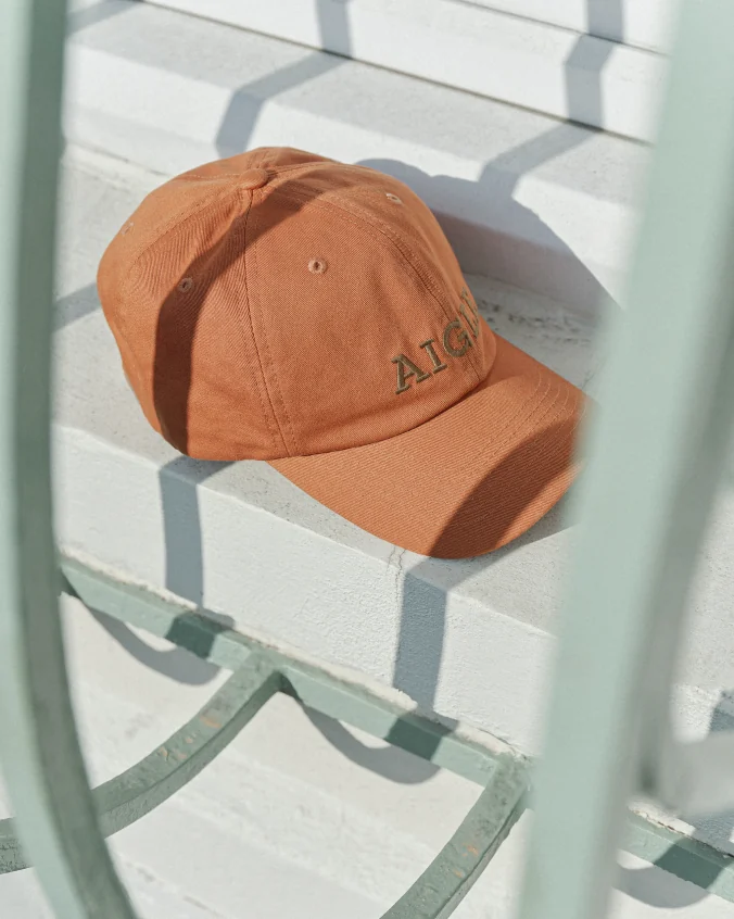Casquette Aigle orange sur des marches