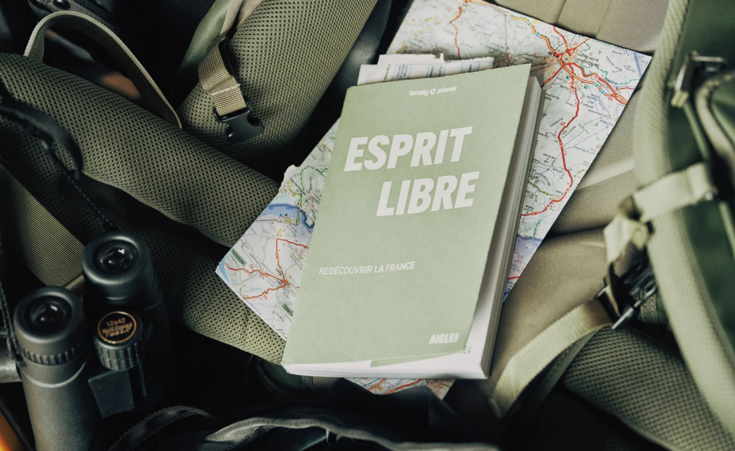 Le guide Esprit Libre posé sur une carte routière