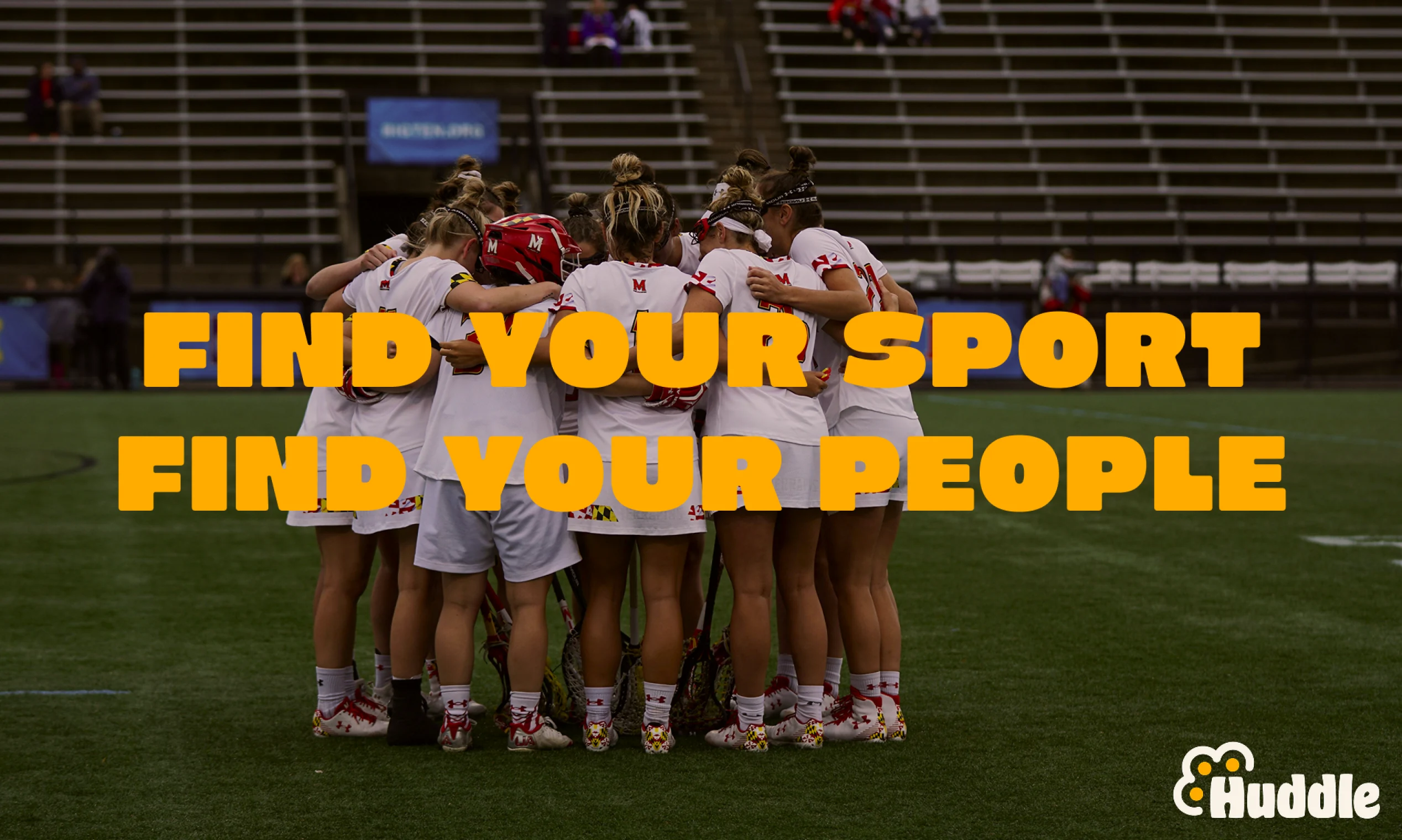 Campagne Huddle : équipe en cercle sur un terrain, « Find your sport, find your people »