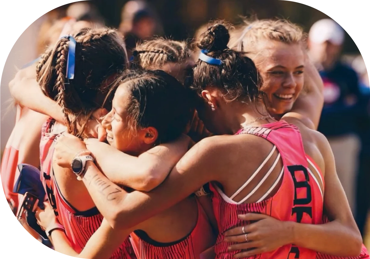 Joueuses qui s'enlacent après un match