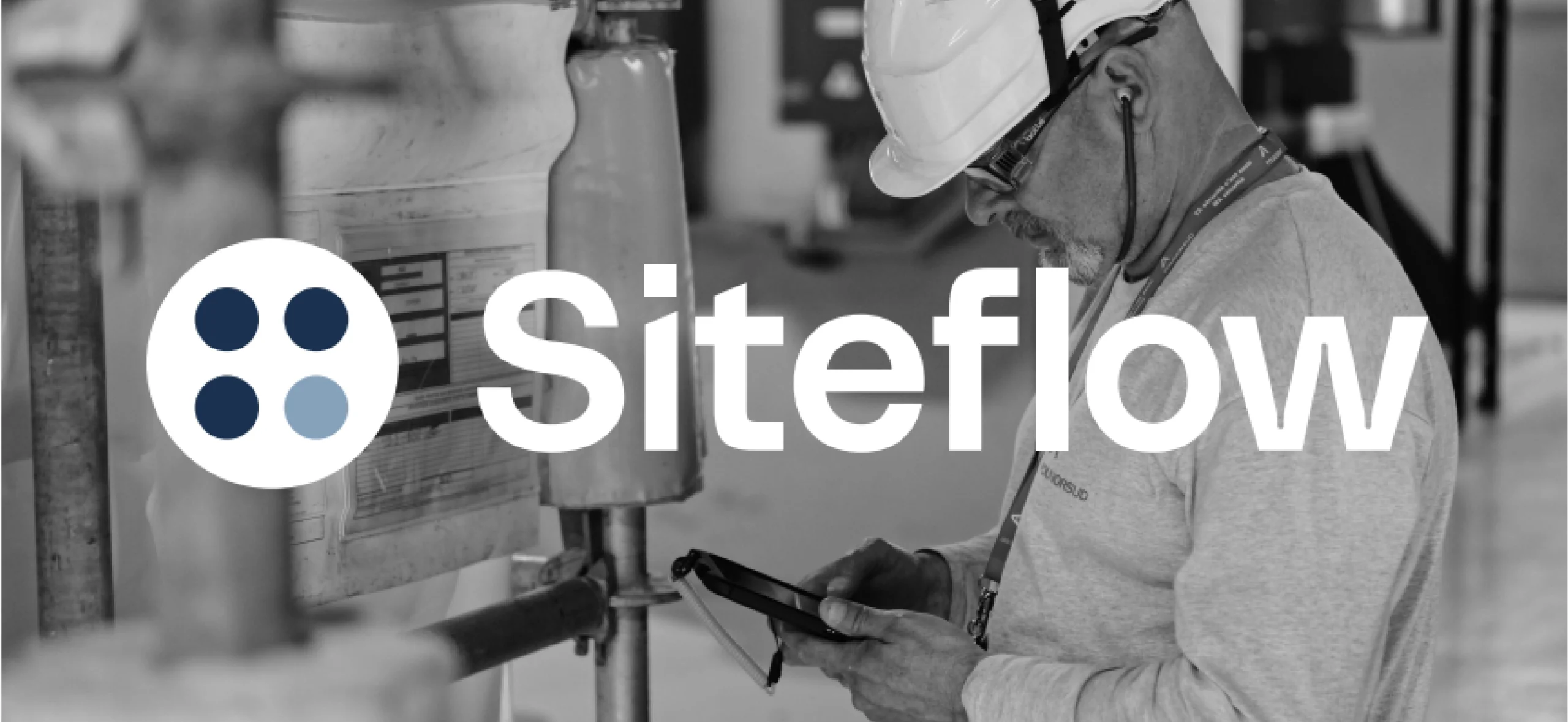 Logo Siteflow en blanc sur une photo d'intervenant sur site industriel