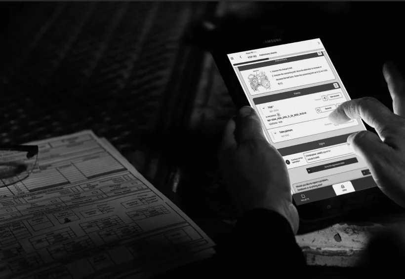 Photo noir et blanc : technicien consultant une tablette